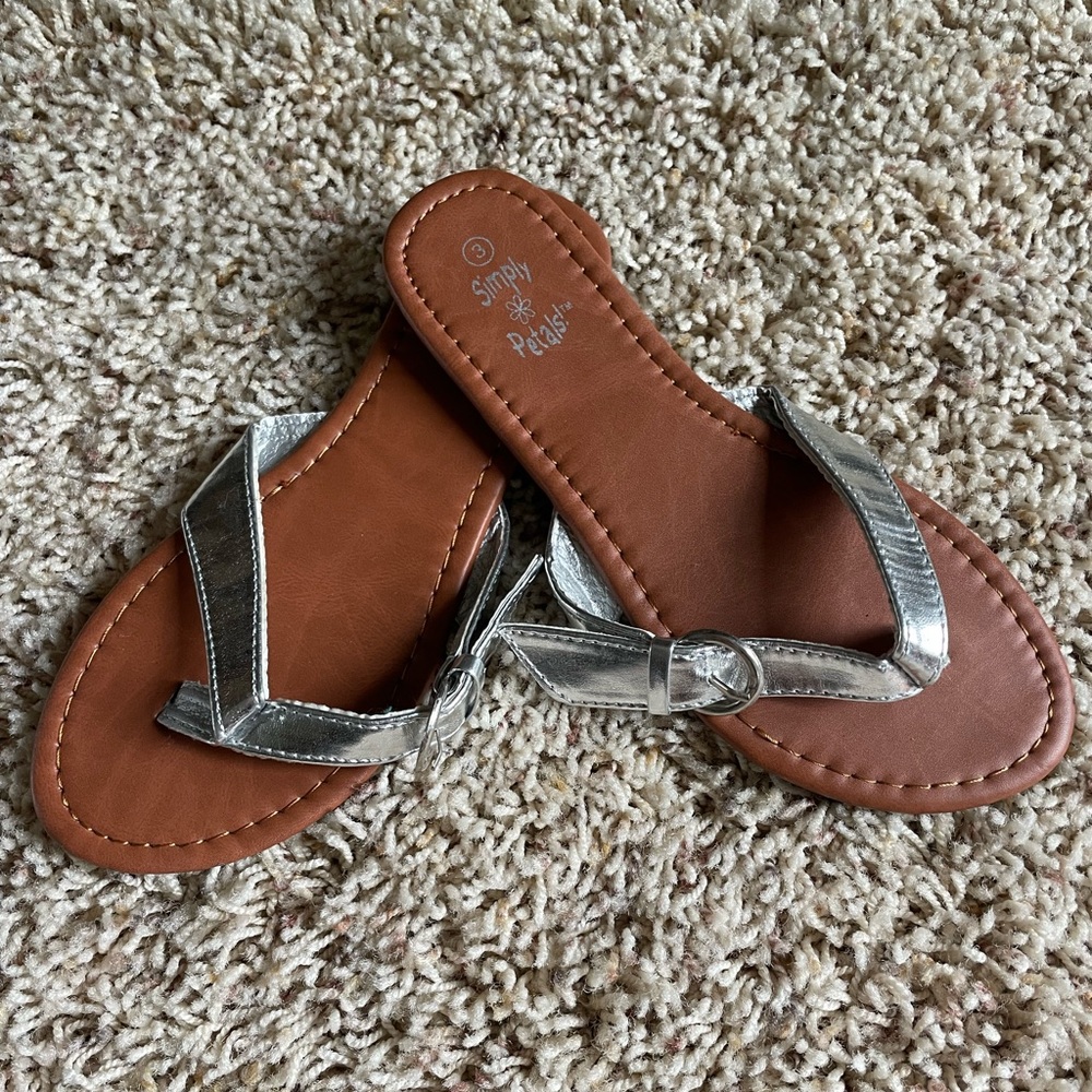 NWT Simply Petal Girls Silver “Tianna-G” Thong sandles.  Size 3